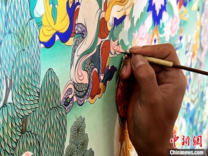 圖為畫師繪畫唐卡?！●R文莉 供圖