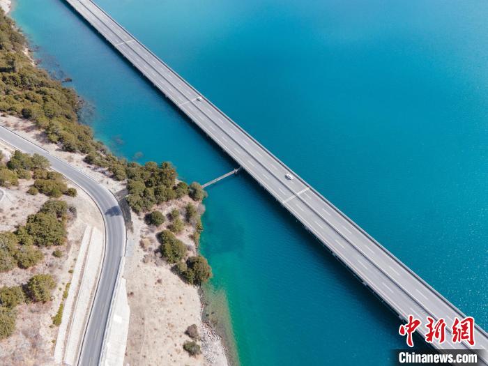 圖為西藏林拉高等級公路多布湖段風(fēng)光?！〗w波 攝