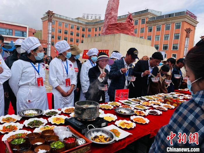 圖為2022年，班戈縣“鄉(xiāng)村振興那曲奮進(jìn)”廚藝大賽現(xiàn)場(chǎng)。資料圖 那曲市“鄉(xiāng)村振興 那曲奮進(jìn)”活動(dòng)辦供圖