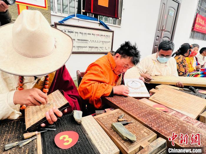 圖為2022年，聶榮縣當(dāng)木江鄉(xiāng)“鄉(xiāng)村振興那曲奮進(jìn)”活動(dòng)雕刻比賽現(xiàn)場(chǎng)。資料圖 那曲市“鄉(xiāng)村振興 那曲奮進(jìn)”活動(dòng)辦供圖