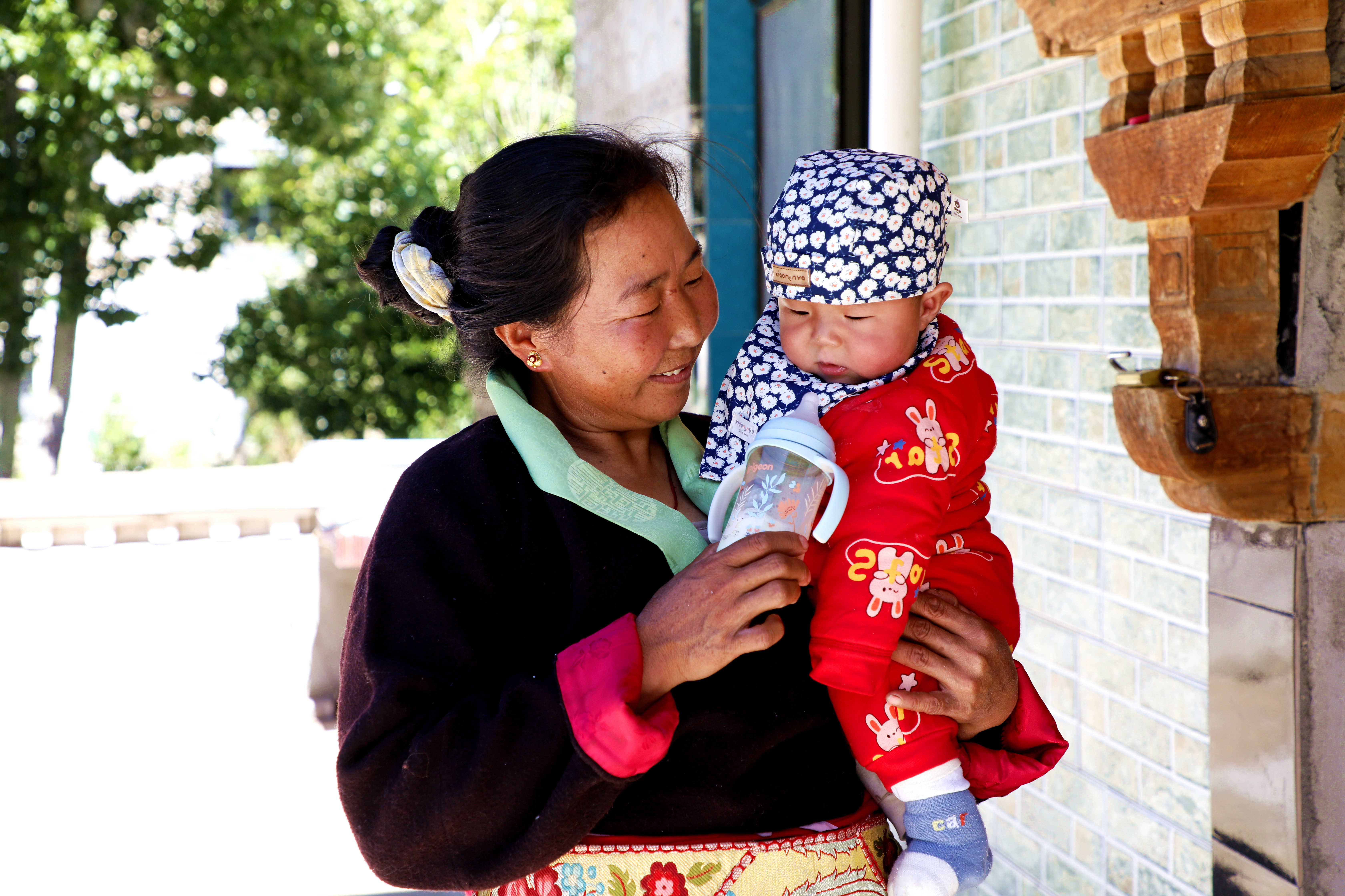 貢秋曲珍照顧3個月大的孫子旦增平措 應(yīng)俊攝.jpg?x-oss-process=style/w10 貢秋曲珍照顧3個月大的孫子旦增平措 應(yīng)俊攝.jpg?x-oss-process=style/w10