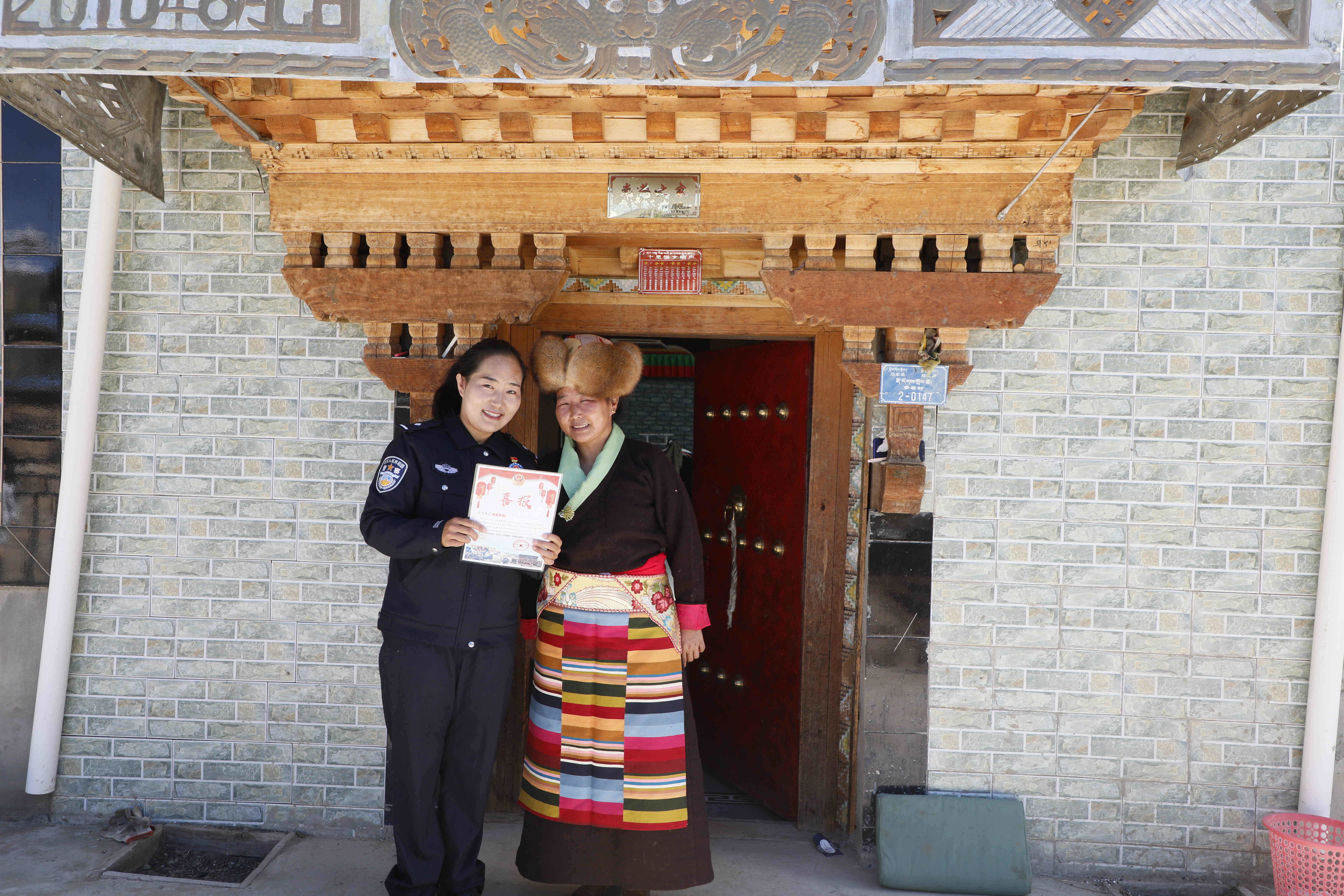 索朗曲珍和母親展示定級授銜喜報(bào) 應(yīng)俊攝.JPG 索朗曲珍和母親展示定級授銜喜報(bào) 應(yīng)俊攝.JPG