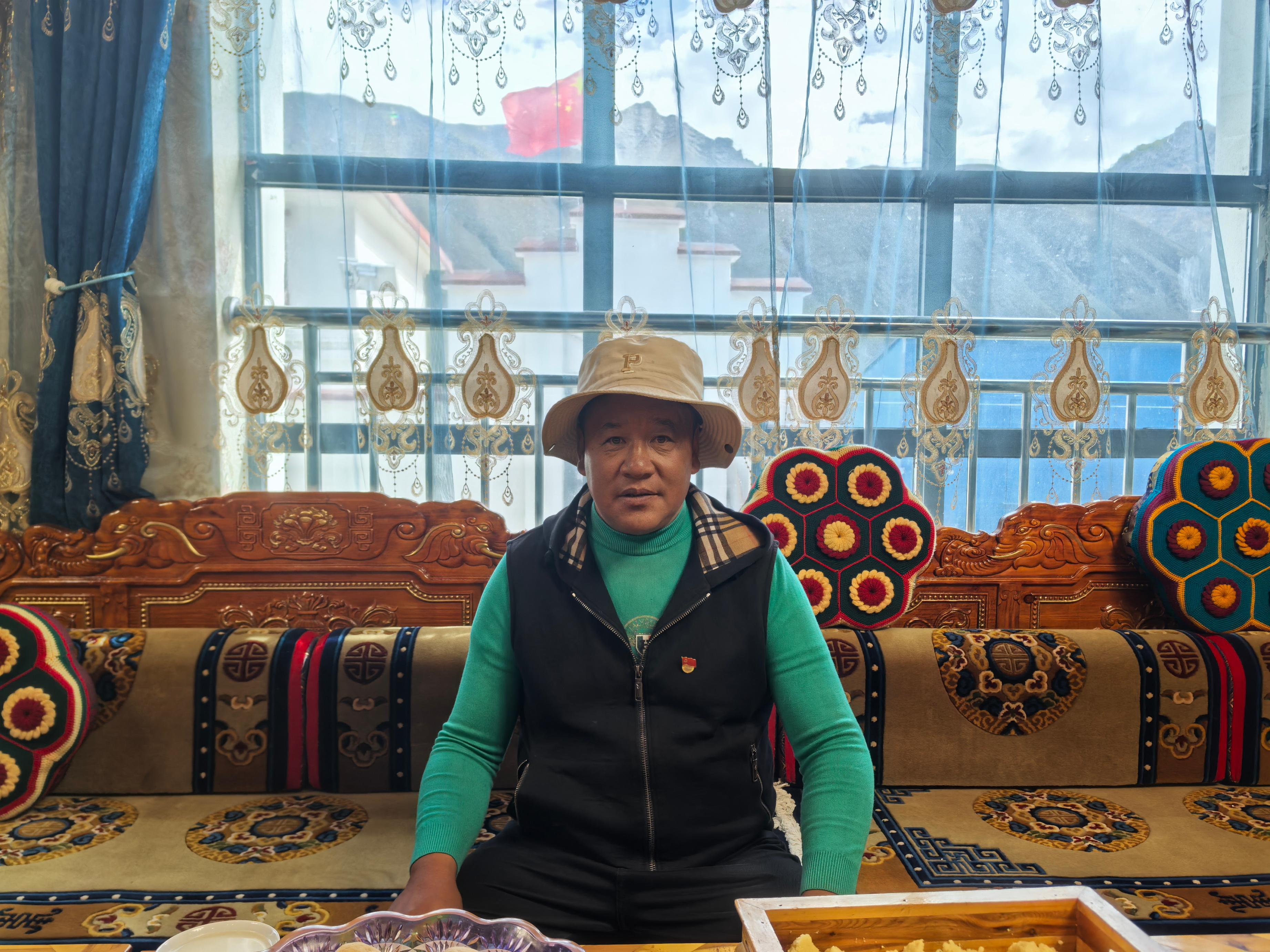 斯定咔村村民在自家客廳。 人民網(wǎng)記者 黃玉琦攝