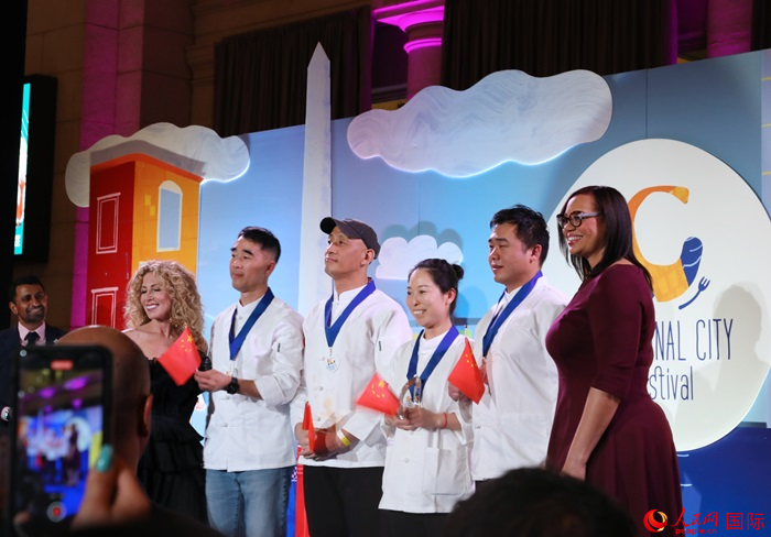 中國(guó)駐美國(guó)大使館的4名廚師榮獲專業(yè)評(píng)審亞軍。人民網(wǎng)記者 李志偉攝