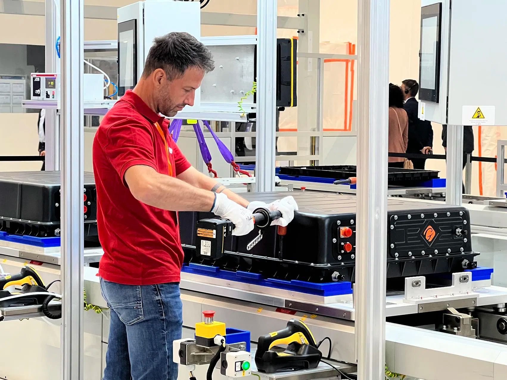 2023年9月國軒高科哥廷根工廠首款電池產(chǎn)品線投產(chǎn)。人民網(wǎng)記者 李強(qiáng)攝