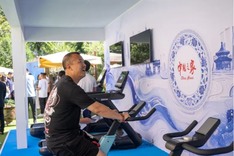 參觀者在智慧體育公園體驗(yàn)動(dòng)感單車。巴黎