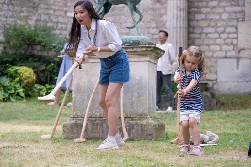 小朋友體驗(yàn)捶丸游戲。巴黎