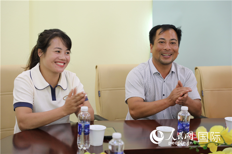 越南沙巴市黃連寄宿制民族小學(xué)老師阮氏秋姮、阮文享。人民網(wǎng)記者簡承淵攝