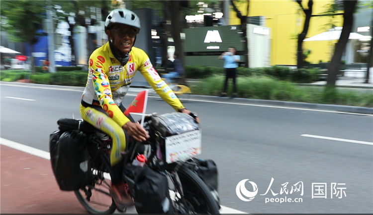 卡里姆·穆斯塔在北京街頭騎行。人民網(wǎng)記者 翟轉(zhuǎn)麗攝