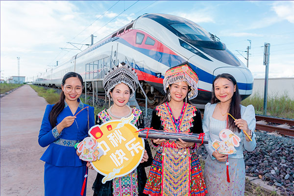 中老鐵路兩國員工一起參加中秋活動。旺·洛拉勒攝