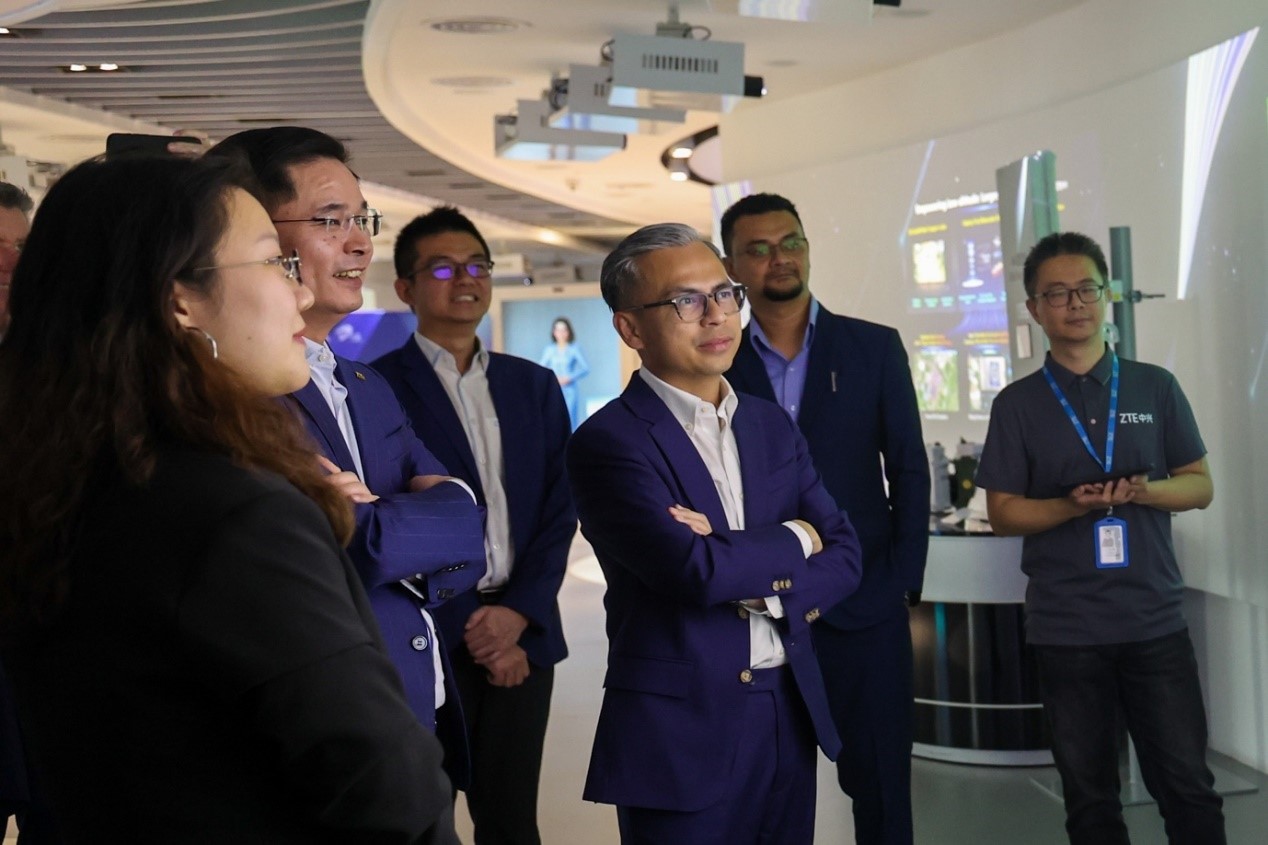 馬來西亞通訊部長(zhǎng)法米·法茲（右三）在華訪問中國(guó)知名通信企業(yè)。（照片由馬來西亞通訊部提供） (1)