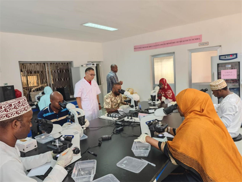 實驗室操作培訓(xùn)現(xiàn)場。徐張懿攝。（專家組供圖）