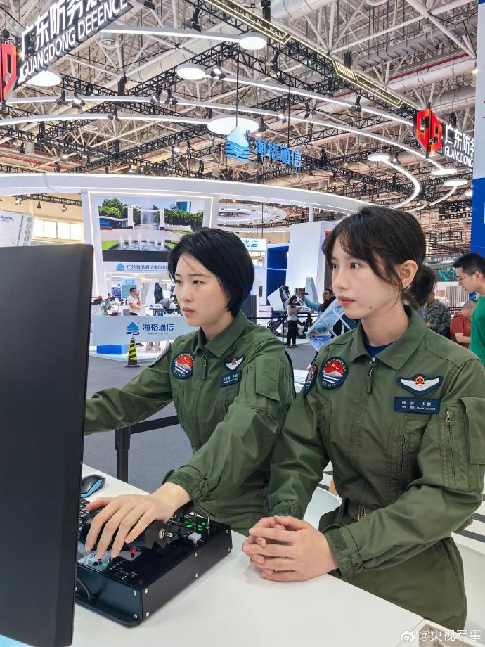 海軍首批艦載機(jī)女飛行員亮相中國航展