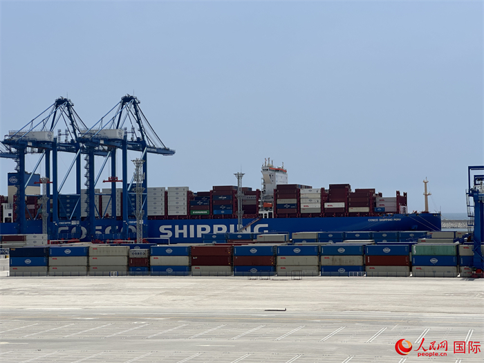 當(dāng)?shù)貢r間11月15日，秘魯錢凱港碼頭操作區(qū)現(xiàn)場。人民網(wǎng)記者 周雨攝