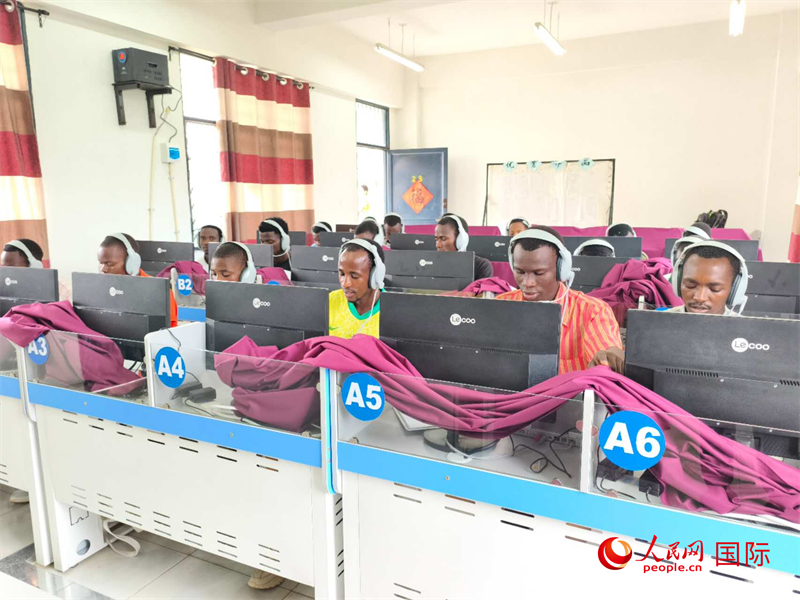 學生們正在上聽力課。人民網(wǎng)記者 黃培昭攝