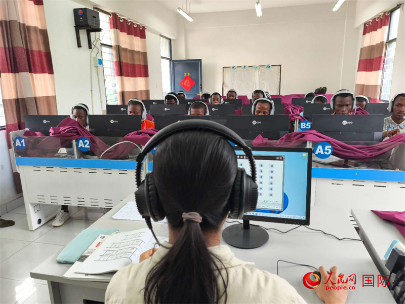 在聽力教室內 。人民網(wǎng)記者 黃培昭攝