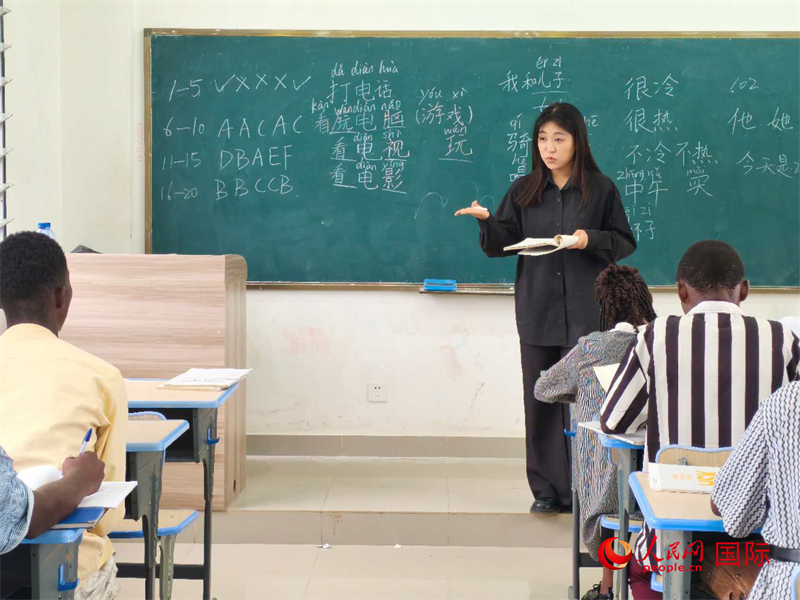 中國老師在給學生們講課。人民網(wǎng)記者 黃培昭攝