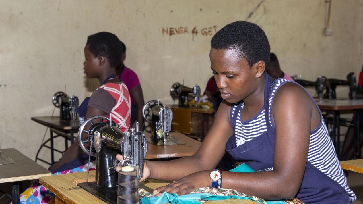 蕾切爾在接受縫紉技能培訓。田雨攝