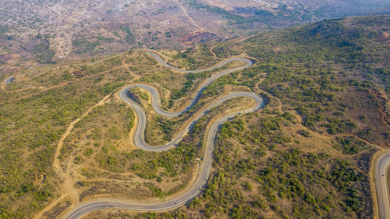 跨崖公路航拍圖。田雨攝