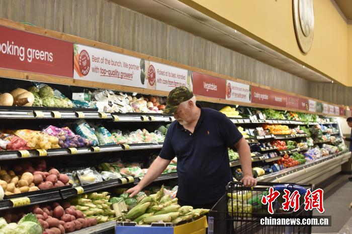 當?shù)貢r間7月18日，美國密歇根大學公布報告顯示，7月美國消費者信心指數(shù)升至61.8，為近5個月以來的最高值。圖為美國民眾在馬里蘭州羅克韋爾一超市購物。 <a target='_blank' href='/' _fcksavedurl='/'><p  align=