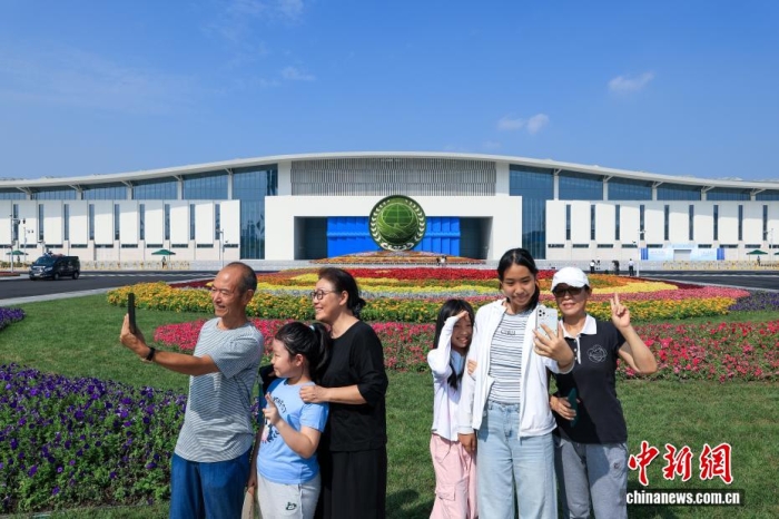 8月31日，天津，市民在2025年上海合作組織峰會主會場外自拍。當(dāng)日，2025年上海合作組織峰會在天津舉行。<a target='_blank' href='/'><p  align=