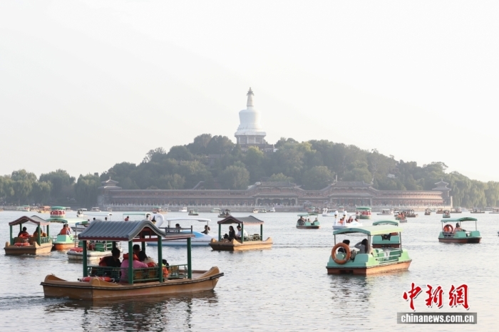 10月7日，國慶節(jié)、中秋節(jié)假期進入尾聲，北京北海公園熱度不減，不少市民游客在公園乘船游玩。<a target='_blank' href='/' _fcksavedurl='/'><p  align=