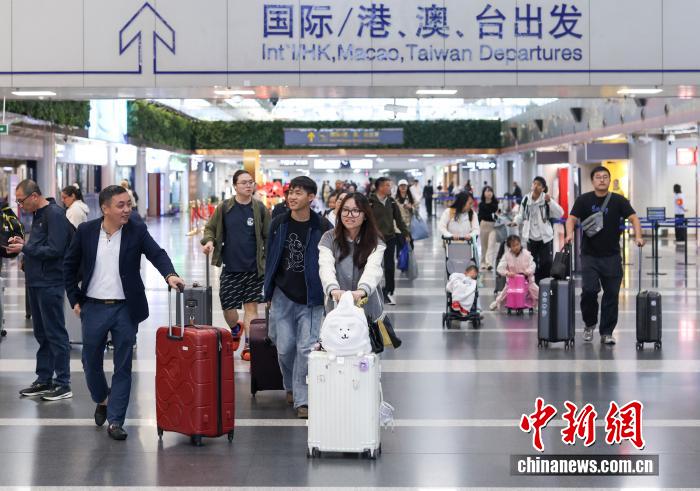 10月8日是國慶中秋假期最后一天，大量旅客在北京首都國際機場出行。 <a target='_blank' href='/' _fcksavedurl='/'><p  align=