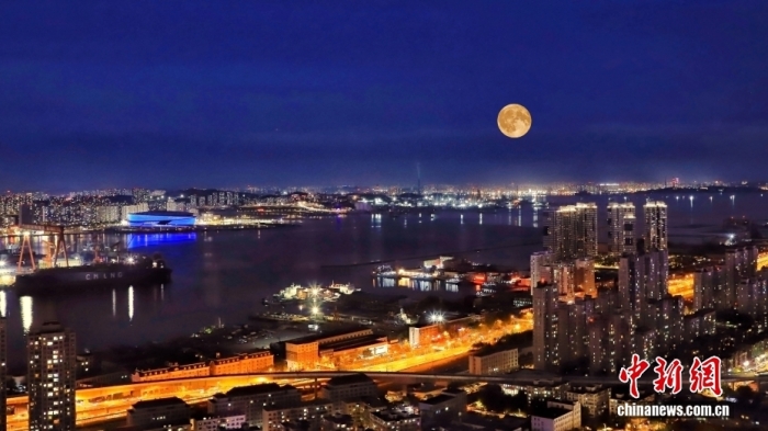 遼寧大連，中秋節(jié)一輪圓月從大連梭魚灣東方海岸線升起。