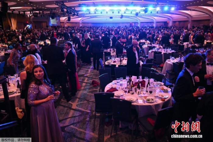 多家美國(guó)媒體25日晚報(bào)道稱(chēng)，出席白宮記者協(xié)會(huì)晚宴的美國(guó)總統(tǒng)特朗普因現(xiàn)場(chǎng)傳出疑似“槍聲”而緊急撤離。白宮記者協(xié)會(huì)晚宴當(dāng)晚在位于華盛頓市區(qū)的一所酒店舉行。這是特朗普首次以總統(tǒng)身份參加該活動(dòng)。事件發(fā)生在特朗普抵達(dá)活動(dòng)現(xiàn)場(chǎng)后的半小時(shí)。當(dāng)晚8時(shí)39分許，晚宴現(xiàn)場(chǎng)傳出“槍聲”，隨后特勤局人員沖入宴會(huì)大廳，要求來(lái)賓撤離。圖為晚宴現(xiàn)場(chǎng)。