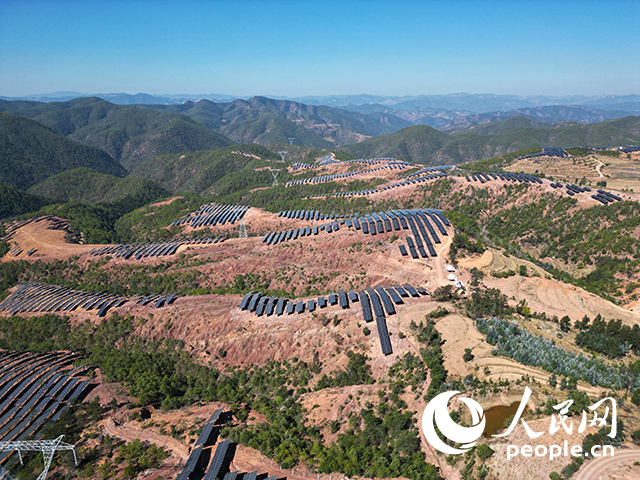 云南南華羅文村的山坡上，一塊塊光伏板連接成片。人民網(wǎng)記者 程浩攝