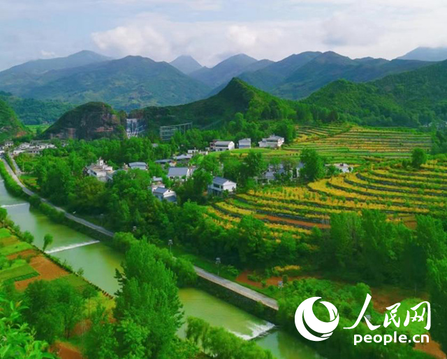 陜西商洛漫川關鎮(zhèn)民宿群。人民網(wǎng) 王麗攝