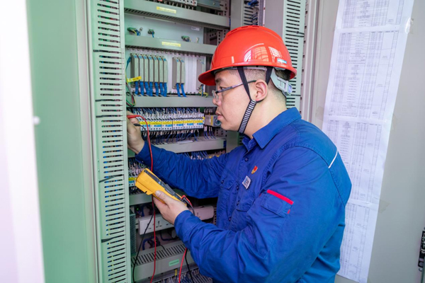 呂曉勇在保護(hù)盤(pán)柜前檢查二次回路接線情況。受訪者供圖