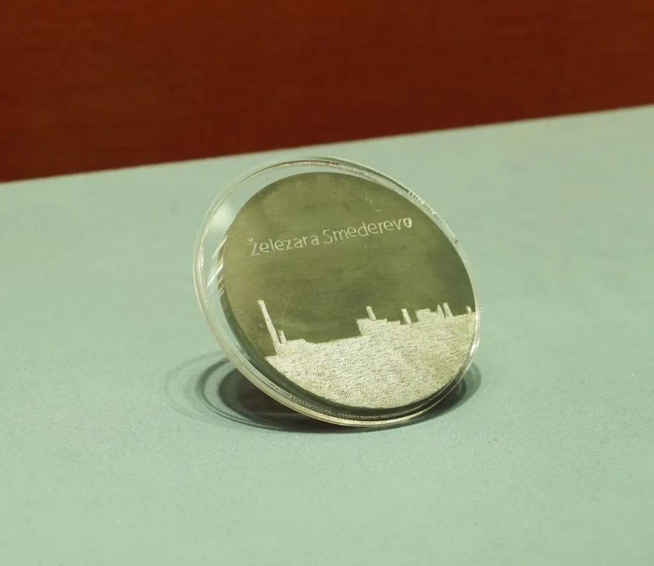 2016年6月，塞爾維亞斯梅戴雷沃鋼廠工人贈(zèng)送習(xí)近平主席的鋼板雕刻工廠剪影紀(jì)念牌。胡楊 攝