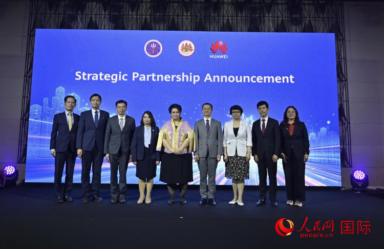 數(shù)字人才峰會現(xiàn)場。左五為泰國高等教育、科學(xué)、研究和創(chuàng)新部長素巴瑪·伊沙拉帕迪，右三中國駐泰國大使館教育參贊許蘭，右四為華為泰國技術(shù)有限公司總經(jīng)理李雄偉。人民網(wǎng)記者 簡承淵攝