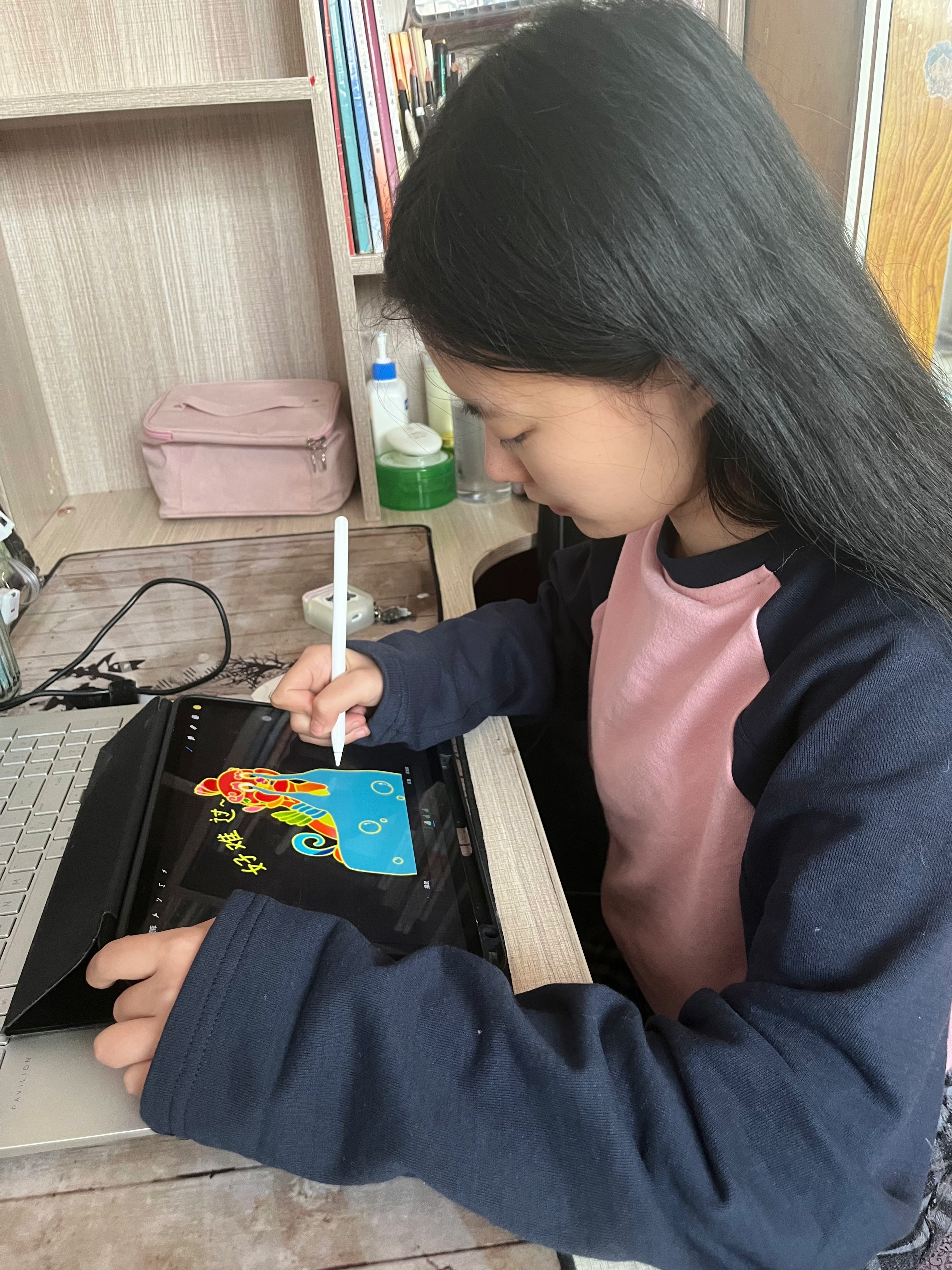 鄭明慧專(zhuān)心繪制銅坐龍表情包 鄭明慧專(zhuān)心繪制銅坐龍表情包