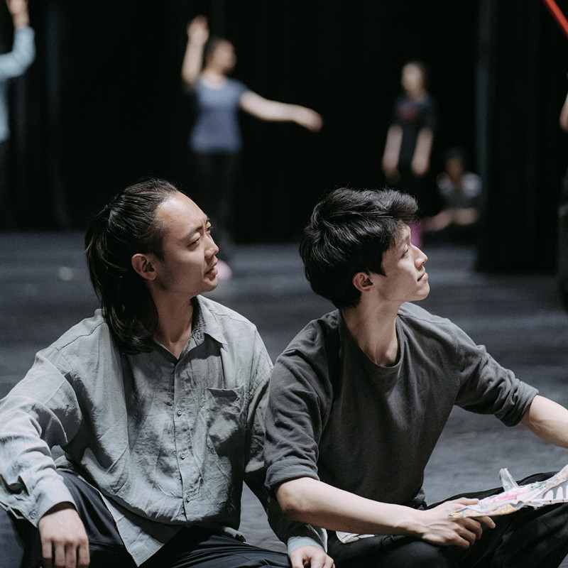 張志遠(yuǎn)(右)和青年舞團(tuán)教師彭義博(左)在《巍巍正陽(yáng)》舞劇排練過(guò)程中