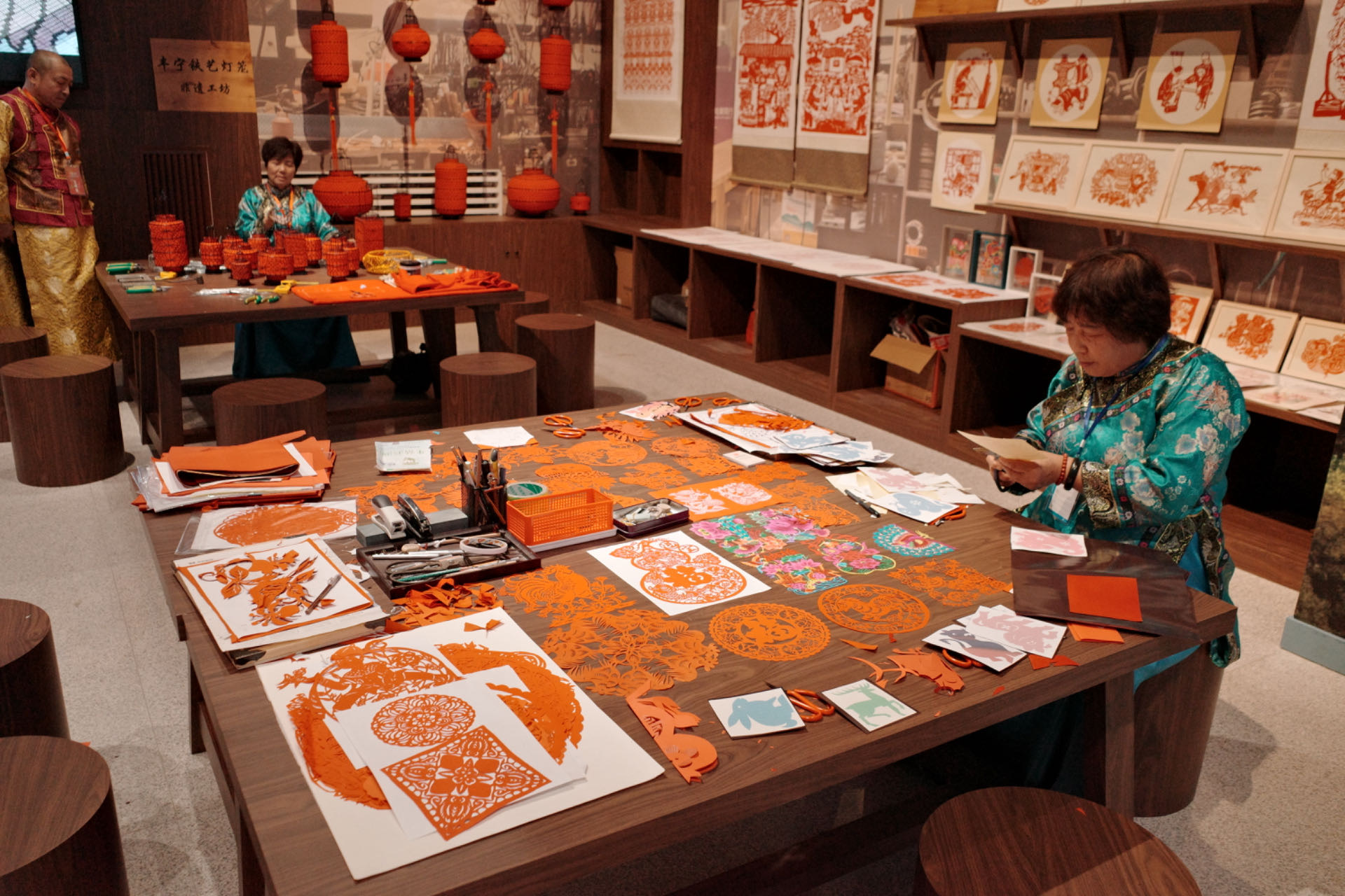 “氣象萬千——中國(guó)非遺保護(hù)實(shí)踐主題展”上，非遺傳承人現(xiàn)場(chǎng)展示。人民網(wǎng)記者 劉微攝