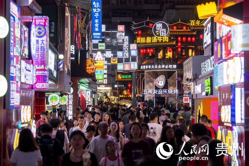 6月21日，貴陽(yáng)，青云市集內(nèi)游人如織。人民網(wǎng)記者 翁奇羽攝