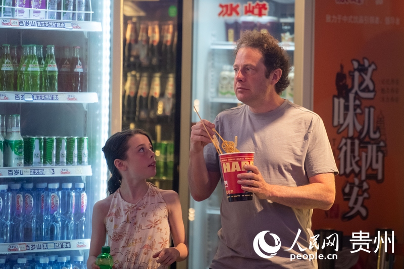 6月21日，貴陽(yáng)青云市集內(nèi)，游客邊逛邊吃。人民網(wǎng)記者 翁奇羽攝