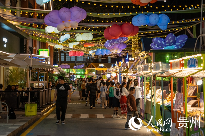 6月21日，貴陽(yáng)新印廠霓虹閃爍，映照城市夜生活。人民網(wǎng) 陽(yáng)茜攝