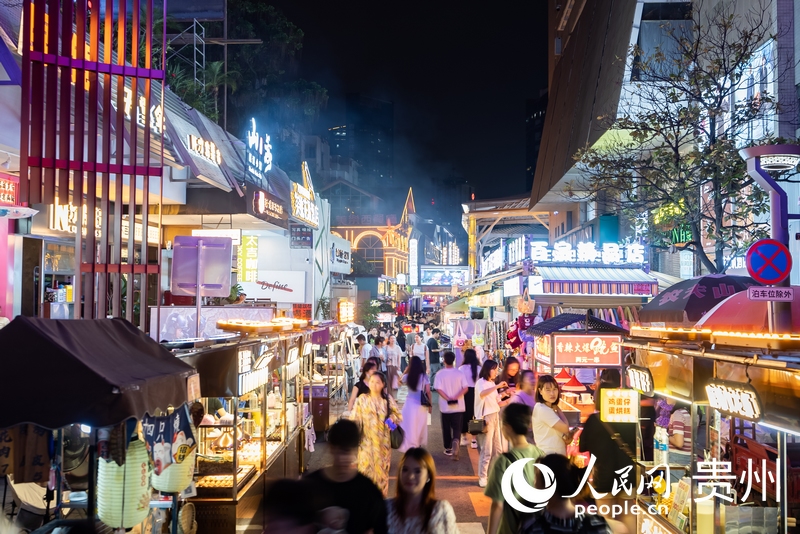 6月21日，夜幕下人頭攢動(dòng)的貴陽(yáng)市太平路街區(qū)。人民網(wǎng)記者 涂敏攝