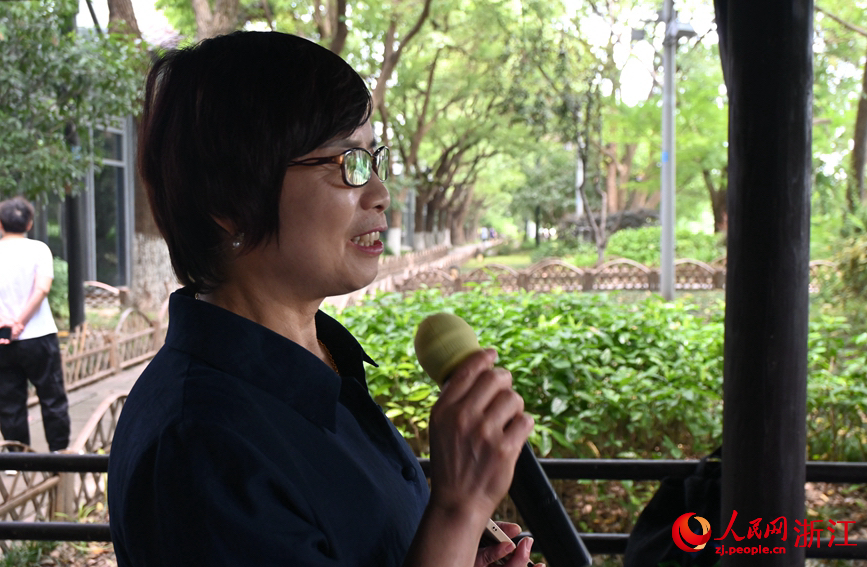 面向運(yùn)河，任國(guó)萍放聲歌唱。人民網(wǎng)記者 張麗瑋