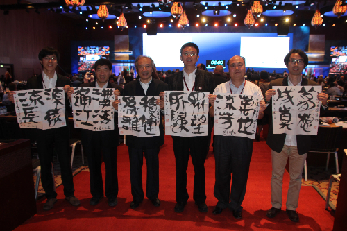 顧風(fēng)（左三）在會(huì)場(chǎng)合照留念。受訪者供圖