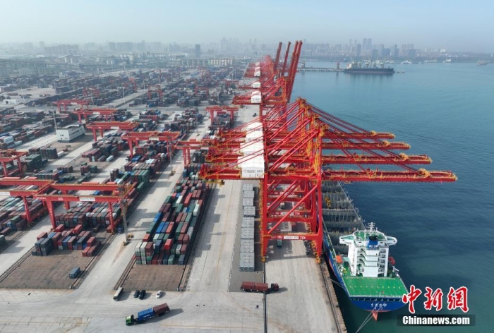 資料圖：山東日照港全自動(dòng)化集裝箱碼頭作業(yè)現(xiàn)場(chǎng)。(無人機(jī)圖片)<a target='_blank' href='/'><p  align=