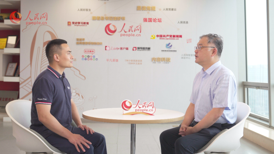 中共中央黨校（國家行政學(xué)院）國家治理教研部副主任李江濤（右）接受采訪。人民網(wǎng)記者 王紹紹攝