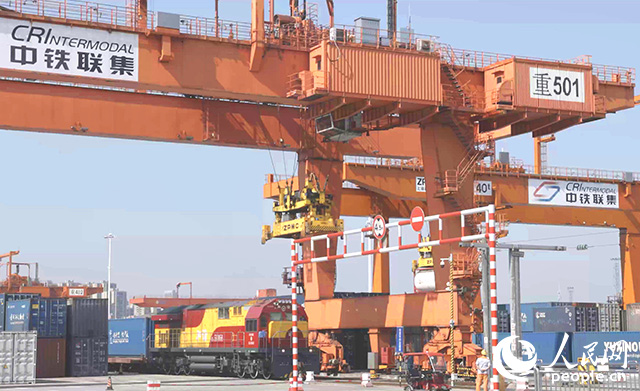 位于重慶國(guó)際物流樞紐園區(qū)的重慶鐵路集裝箱中心站。 人民網(wǎng)記者 劉祎攝