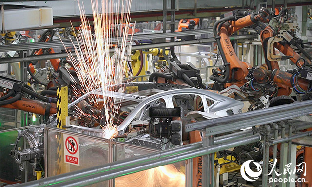 長(zhǎng)安汽車兩江工廠，機(jī)械臂正在工作。人民網(wǎng)記者 劉祎攝