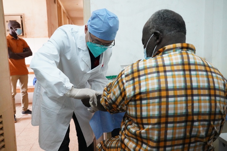 第20批援中非中國醫(yī)療隊:不以山海為遠(yuǎn) 傳播仁心仁術(shù)