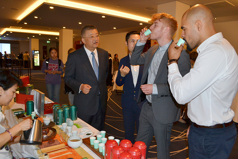 參會(huì)嘉賓品鑒貴州茶。貴州省互聯(lián)網(wǎng)信息辦公室供圖