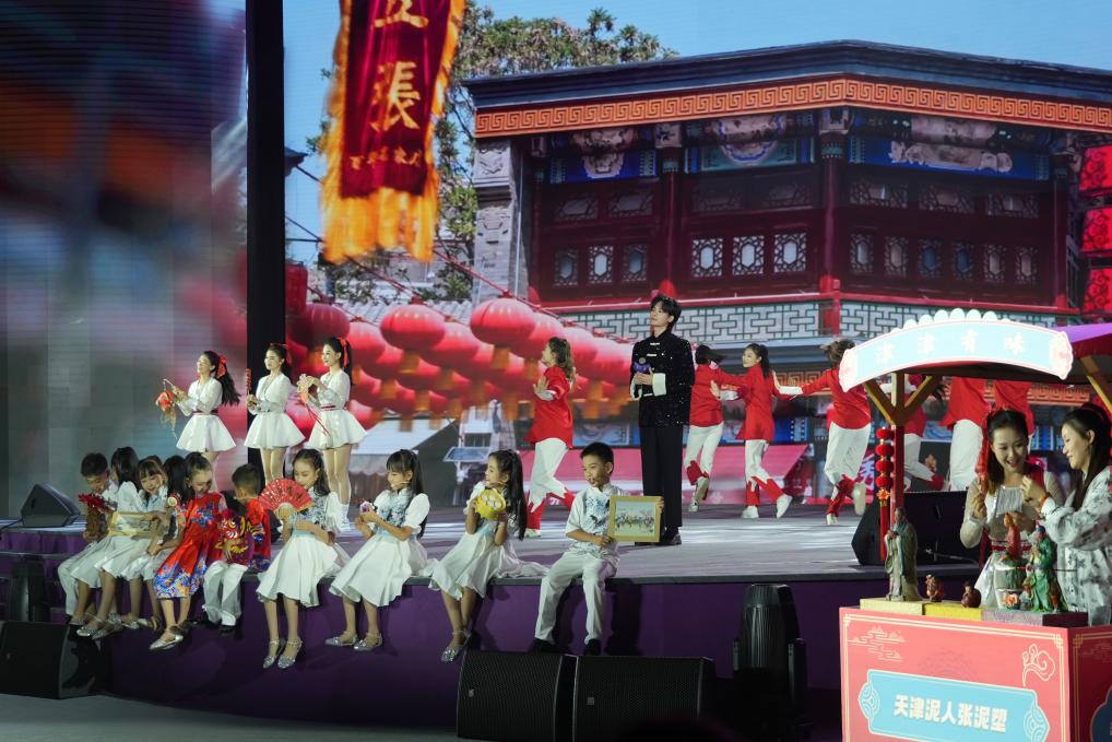 《津門謠》節(jié)目現(xiàn)場(chǎng)。人民網(wǎng)記者 于凱攝